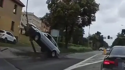 Auto stanęło dęba