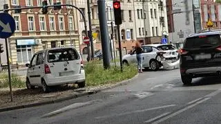 Zderzenie autobusu z trzema samochodami