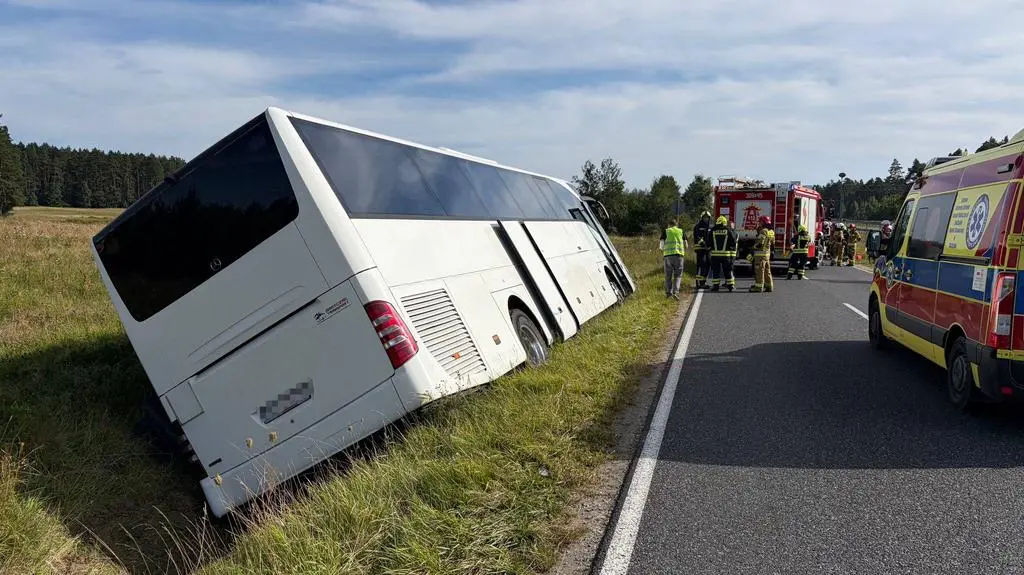Autokar przewrócił się na bok pod Olsztynkiem