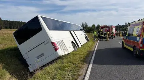 Autokar przewrócił się na bok pod Olsztynkiem