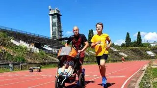 Januszewski z synami, Leonem i Stefkiem, na stadionie warszawskiej Skry