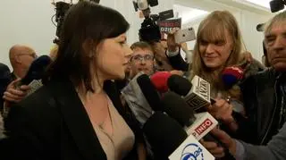 Kaja Godek w otoczeniu dziennikarzy