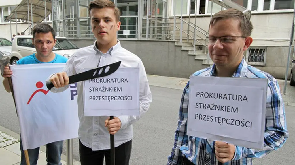 Protest przed budynkiem prokuratury