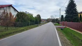 Przy drodze w Humniskach, którą miejscowi nazywają "Kościelną", brakuje chodników i poboczy