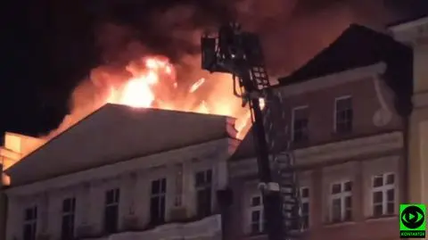 W ogniu stanął trzypiętrowy budynek mieszkalny. "Dach zawalił się, spadł na poddasze"
