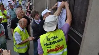 Postulaty przyklejono na drzwiach urzędów