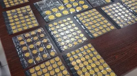 68-latka ukryła pod ubraniem pięć kilogramów złotych monet. Chciała je przemycić