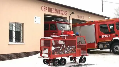 Miniatura wozu strażackiego zamiast kosza na nakrętki
