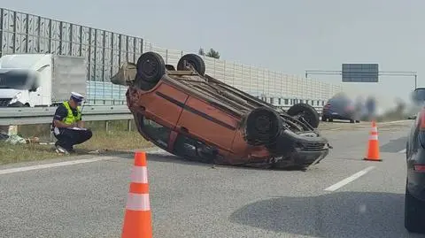 Zderzenie trzech aut na autostradzie, jedno dachowało