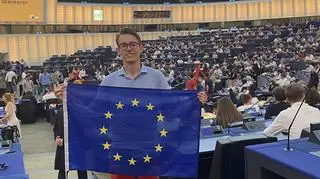 Mikołaj Turek w sali plenarnej europarlamentu w Strasburgu