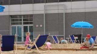Na plaży miejsce dla siebie znajdą również dzieci 