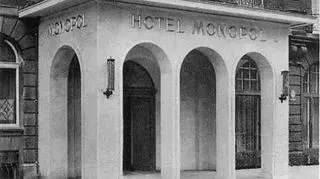 Balkon dobudowany nad wejściem do Monopolu w 1938 roku