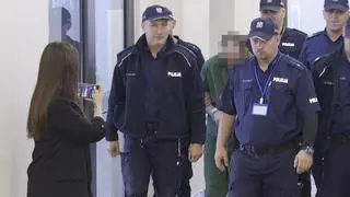 Tomasz M. w drodze na salę sądową
