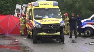 Karetka pogotowia zderzyła się z samochodem osobowym koło miejscowości Jabłów 