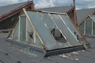 Policja zatrzymała trzech nastolatków, którzy mieli wybijać szyby w bialskich firmach 