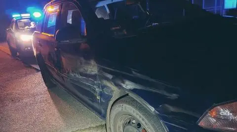 Miał auto przetarte z obu stron, na oczach innego kierowcy uderzył w barierki na A4. Był kompletnie pijany