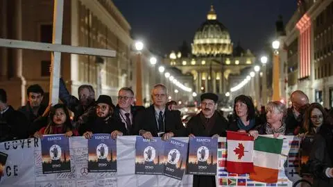 Symboliczny gest papieża. "Słyszę od innych ofiar, że czuli się, jakby to była ich dłoń"