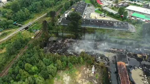 Pogorzelisko po pożarze wysypiska śmieci w Sosnowcu