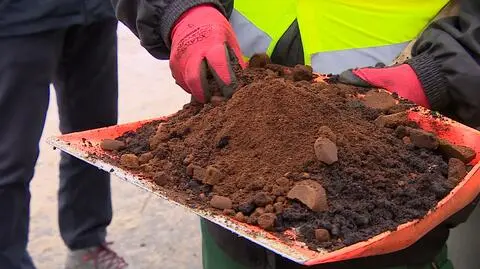 W Krakowie posypują oblodzone chodniki fusami z kawą