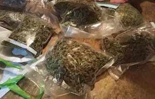 W mieszkaniu 30-latka policjanci znaleźli poporcjowaną marihuanę. 