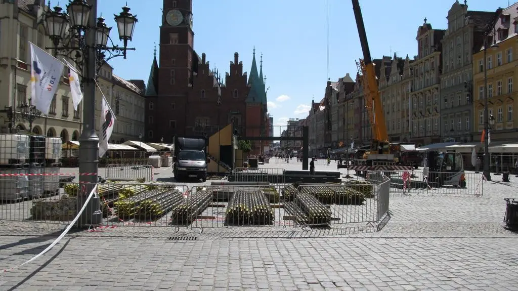 Drugi dzień budowy wrocławskiej strefy kibica