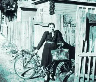 Danuta Siedzikówna przed szkołą w Narewce, 1944 rok