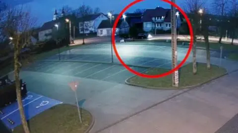 Wyrzuciła śmieci na chodnik, bo spieszyła się do pracy