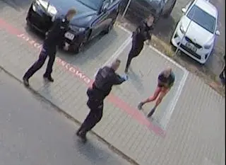 Kamery monitoringu nagrały interwencję policji