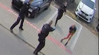 Kamery monitoringu nagrały interwencję policji