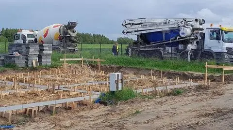 Budowali dom, poraził ich prąd. Syn nie żyje, ojciec w ciężkim stanie, operator betoniarki z zarzutami