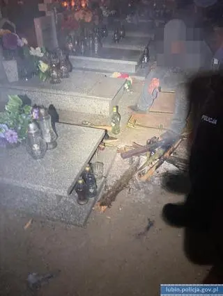 Mężczyzna odpowie za znieważenie grobów
