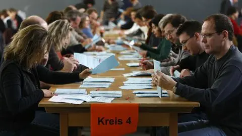 Dawniej kartoteki, teraz bazy danych. Szwajcarzy mówią "tak" inwigilacji