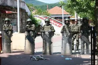 Żołnierze KFOR w kosowskim mieście Mitrovica
