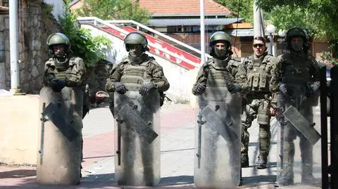Żołnierze KFOR w kosowskim mieście Mitrovica