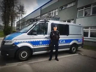 Policjant zatrzymał pijanego kierowcę, który wiózł dziecko i uderzył w latarnię