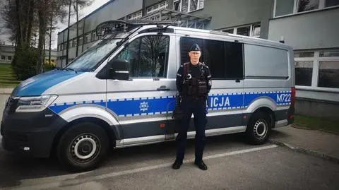 Policjant zatrzymał pijanego kierowcę, który wiózł dziecko i uderzył w latarnię