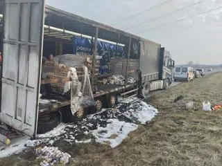 Pożar naczepy z piwem na S7 w Podchojnach (woj. świętokrzyskie)