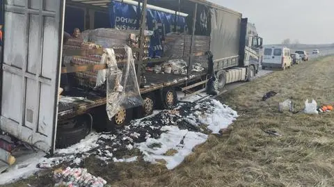 Pożar naczepy z piwem na S7 w Podchojnach (woj. świętokrzyskie)