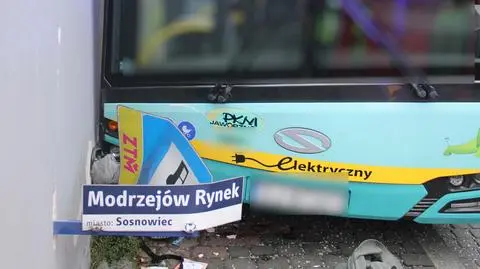 Do niebezpiecznego zdarzenia drogowego doszło dzisiaj około godz. 7.00 na przystanku autobusowym w Sosnowcu przy ul. Orląt Lwowskich