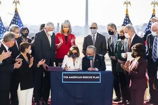 Szefowa Izby Reprezentantów Nancy Pelosi oraz lider demokratów w Senacie Chuck Schumer