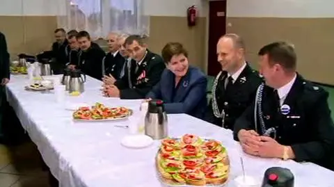 Beata Szydło zjadła śniadanie ze strażakami
