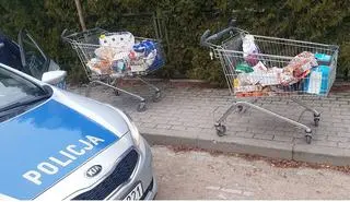 Pchali przed sobą wózki wypełnione towarem 