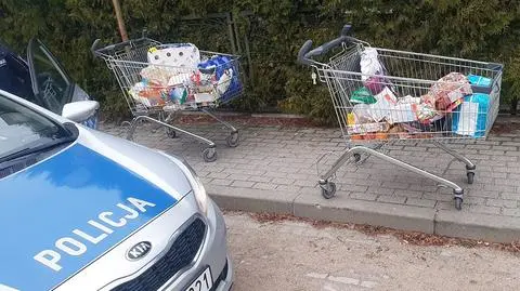 Pchali przed sobą wózki wypełnione towarem 