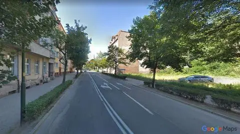Leżał na jezdni, przejechał po nim samochód. Prokuratura oskarża taksówkarza