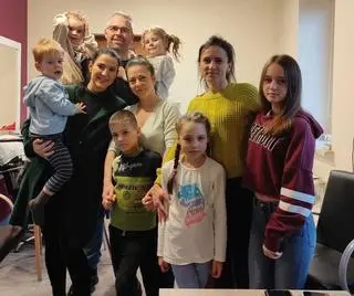 Policjant wziął pod dach dwie rodziny
