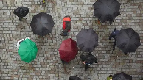 Pogoda na dziś: wędrówka frontu z obfitymi opadami, możliwe burze