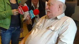 Lech Wałęsa w kucharskiej czapce