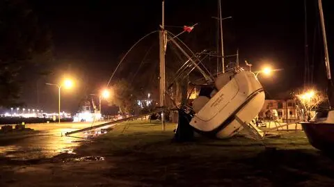 Wiatr przewrócił jacht w świnoujskim porcie