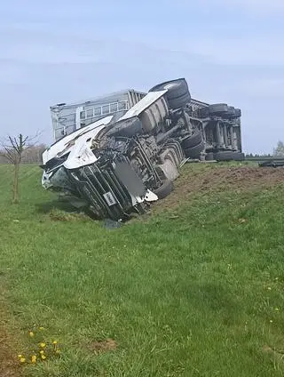 Cześciowo wypadła z jezdni 
