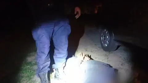 Jeden leżał pod autem z piłą, drugi chował się w krzakach. Policja pokazuje nagranie